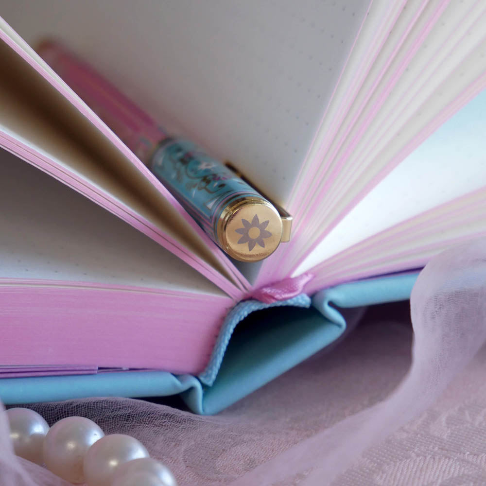 A detail of the Bibliophile pen in the Antoinette shows the floral motif etched in the top of the cap. The french inspired gel pen features floral motifs inspired by a classic literature aesthetic and 'BIBLIOPHILE' etched into the pen clip.