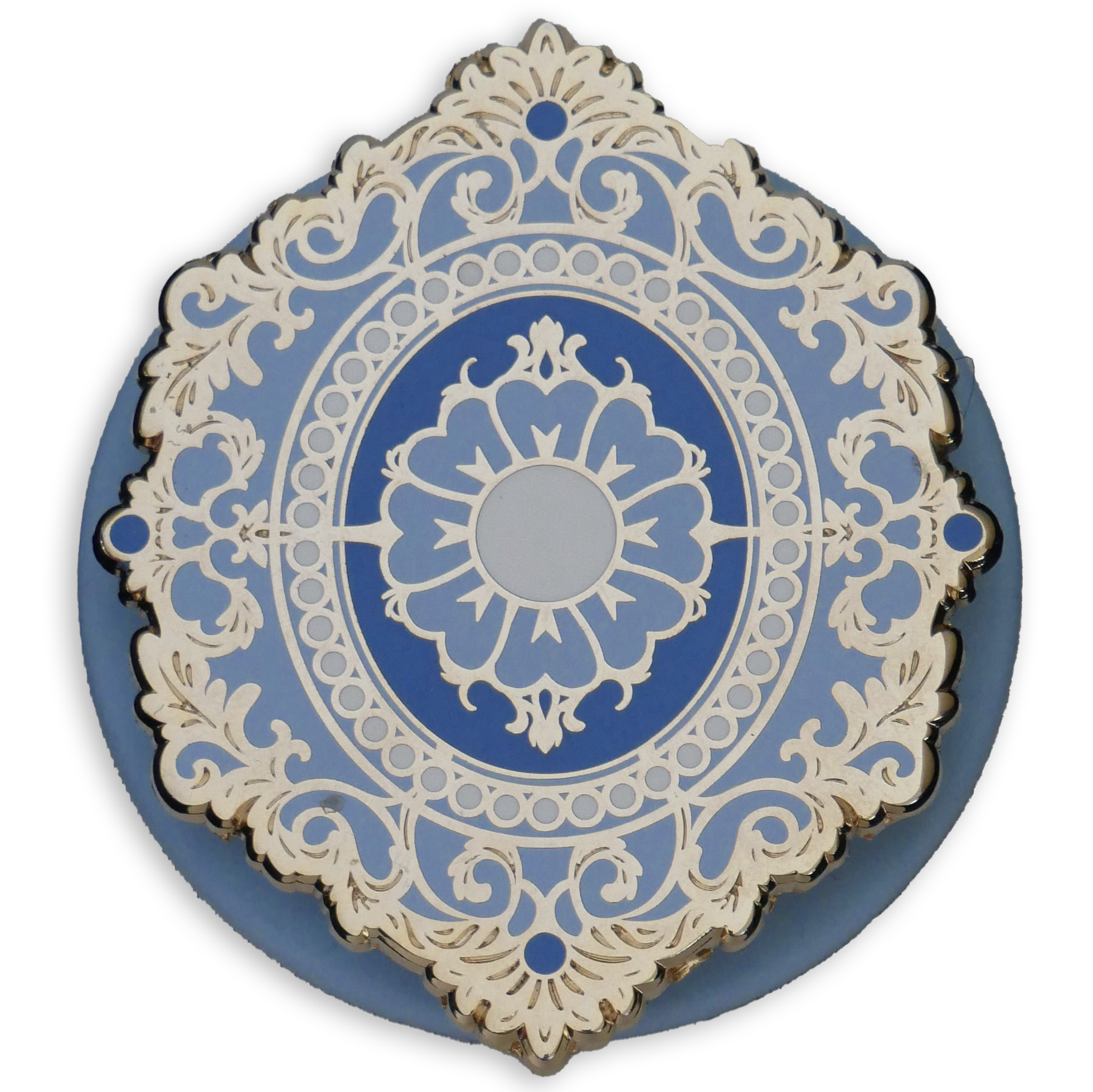 The Quirky Cup Collective Moncherie kindle grip (similar to an enamel pop socket, also known as a clingie!) features a floral motif in a decorative french inspired style in shades of blue, cram and gold. The attachment device is in a light blue.