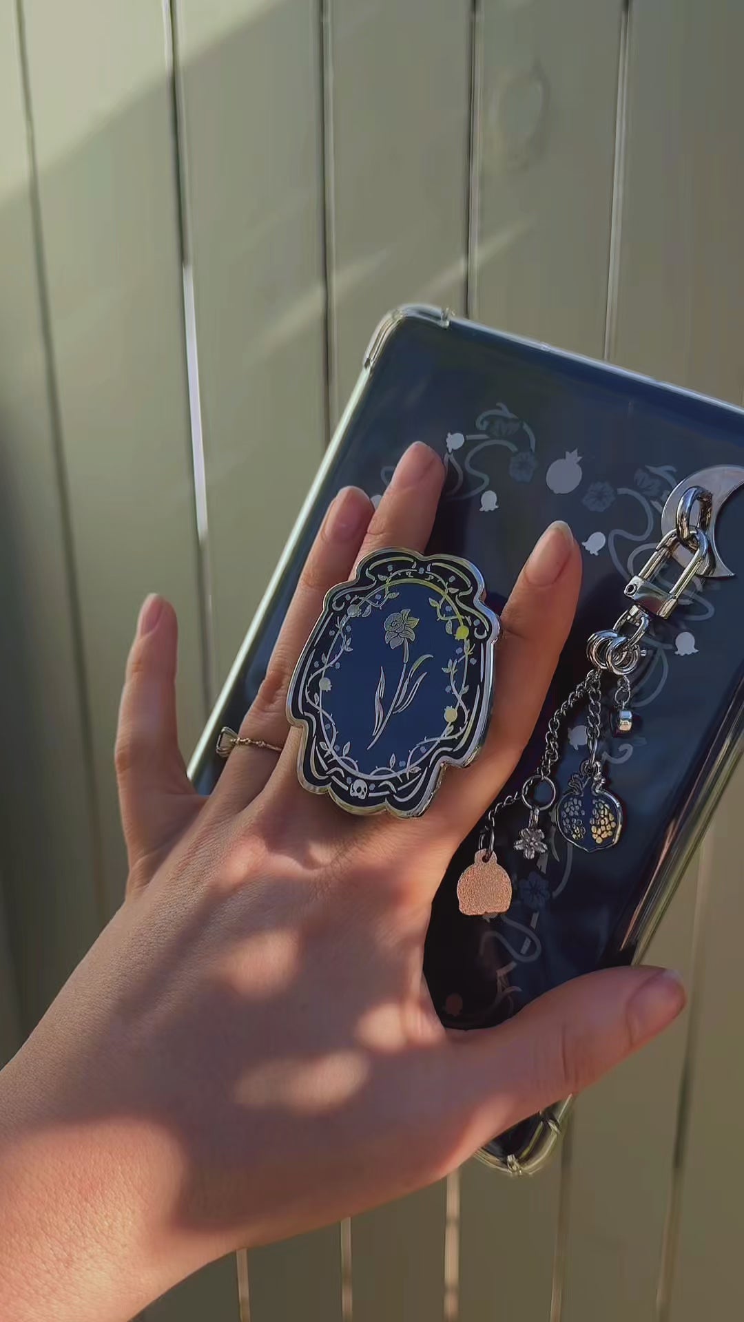 Video showing the Persephone eReader bundle in Hades blue