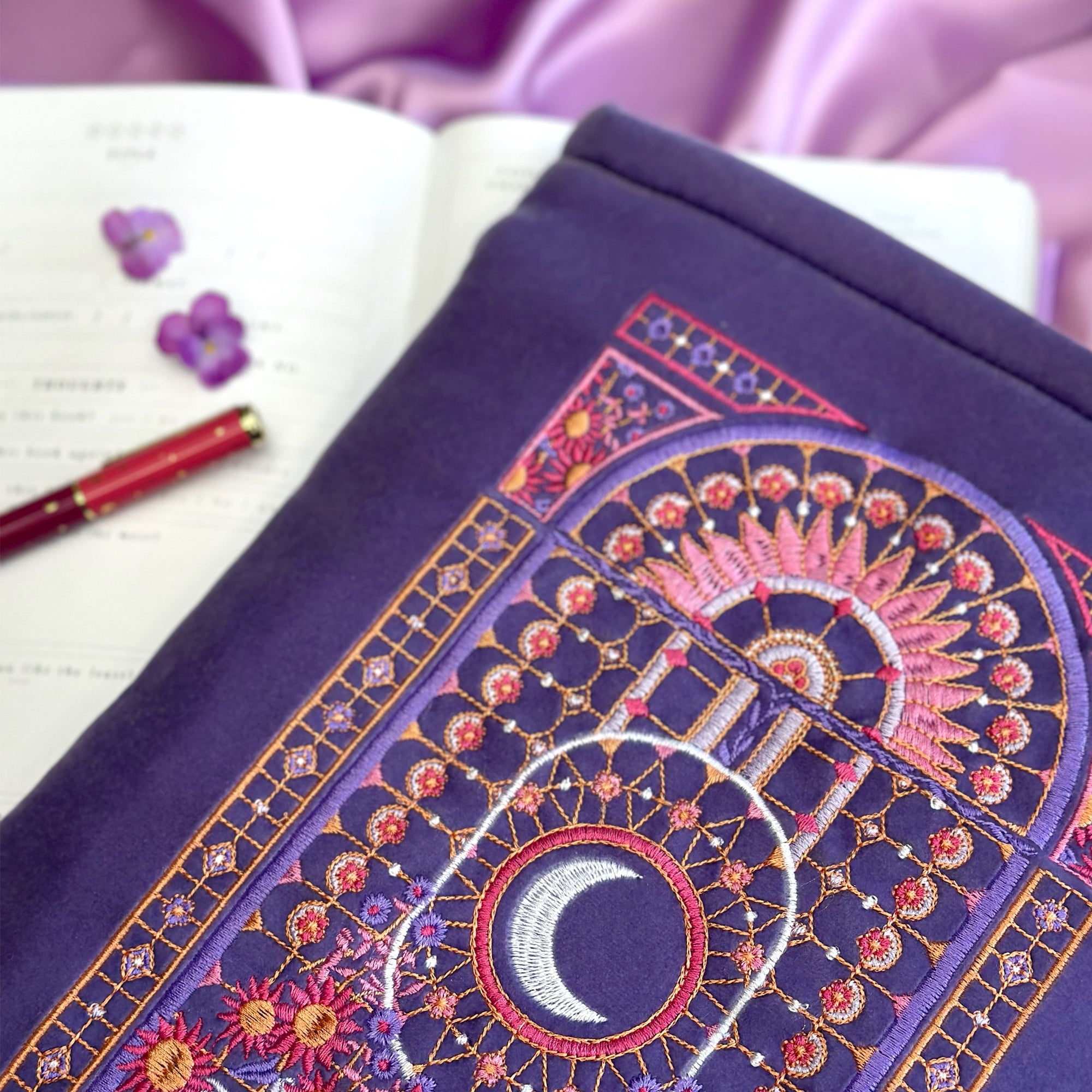 Iridescence book sleeve - zipper book cover - purple - velvet - side pocked - padded sleeve- the quirky cup collective