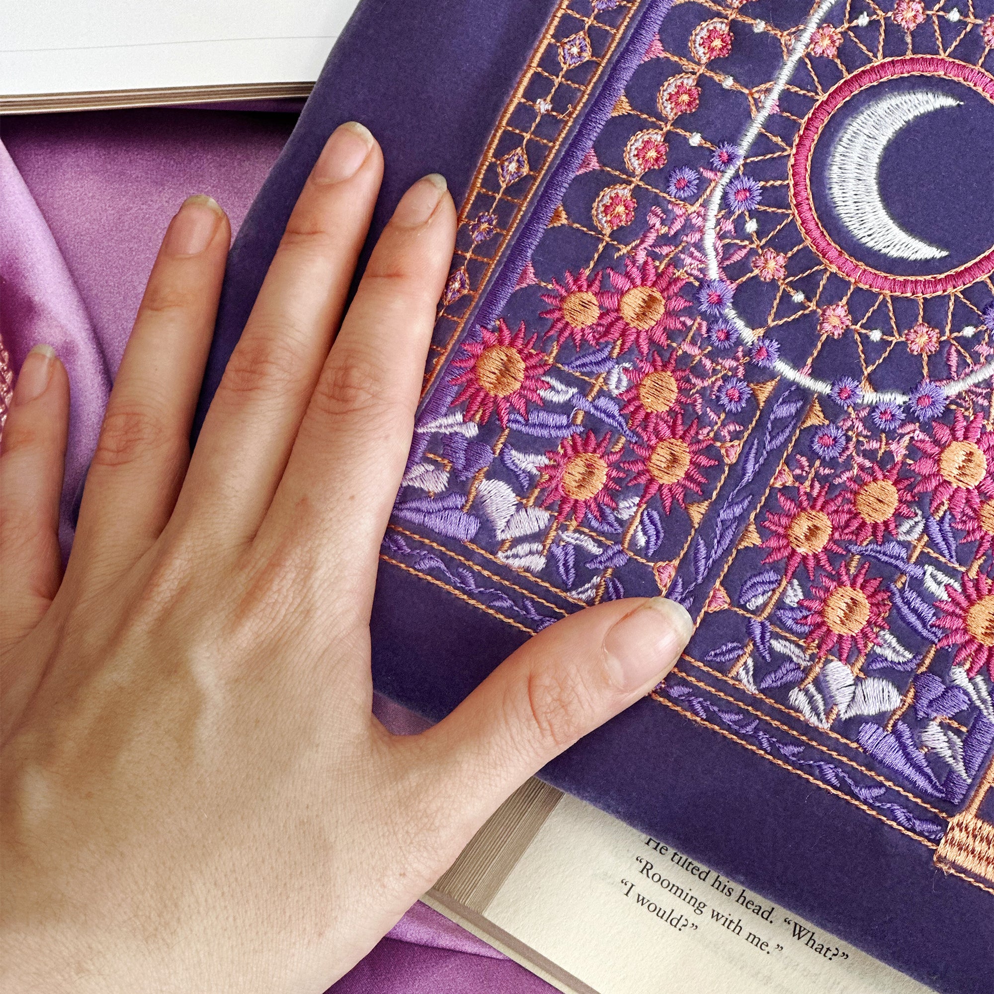 Iridescence book sleeve - zipper book cover - purple - velvet - side pocked - padded sleeve- the quirky cup collective