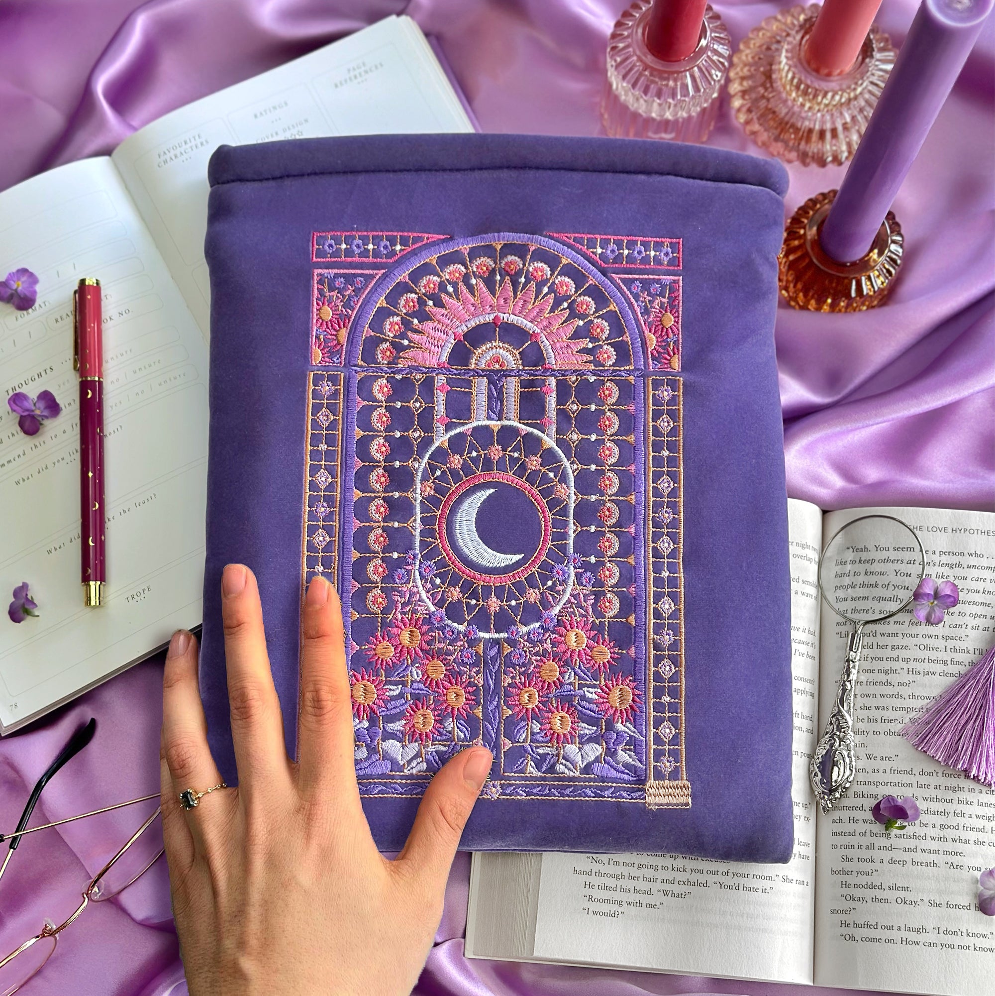 Iridescence book sleeve - zipper book cover - purple - velvet - side pocked - padded sleeve- the quirky cup collective